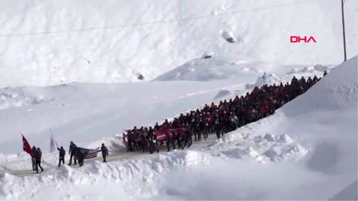 Hakkari\'de, sarıkamış şehitleri için yürüyüş