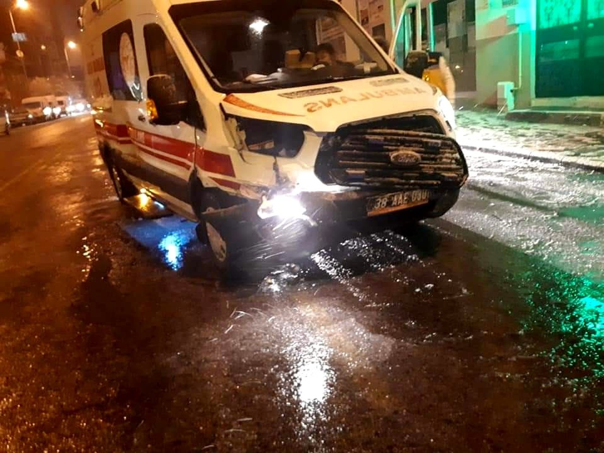 Hasta taşıyan ambulans kaza yaptı