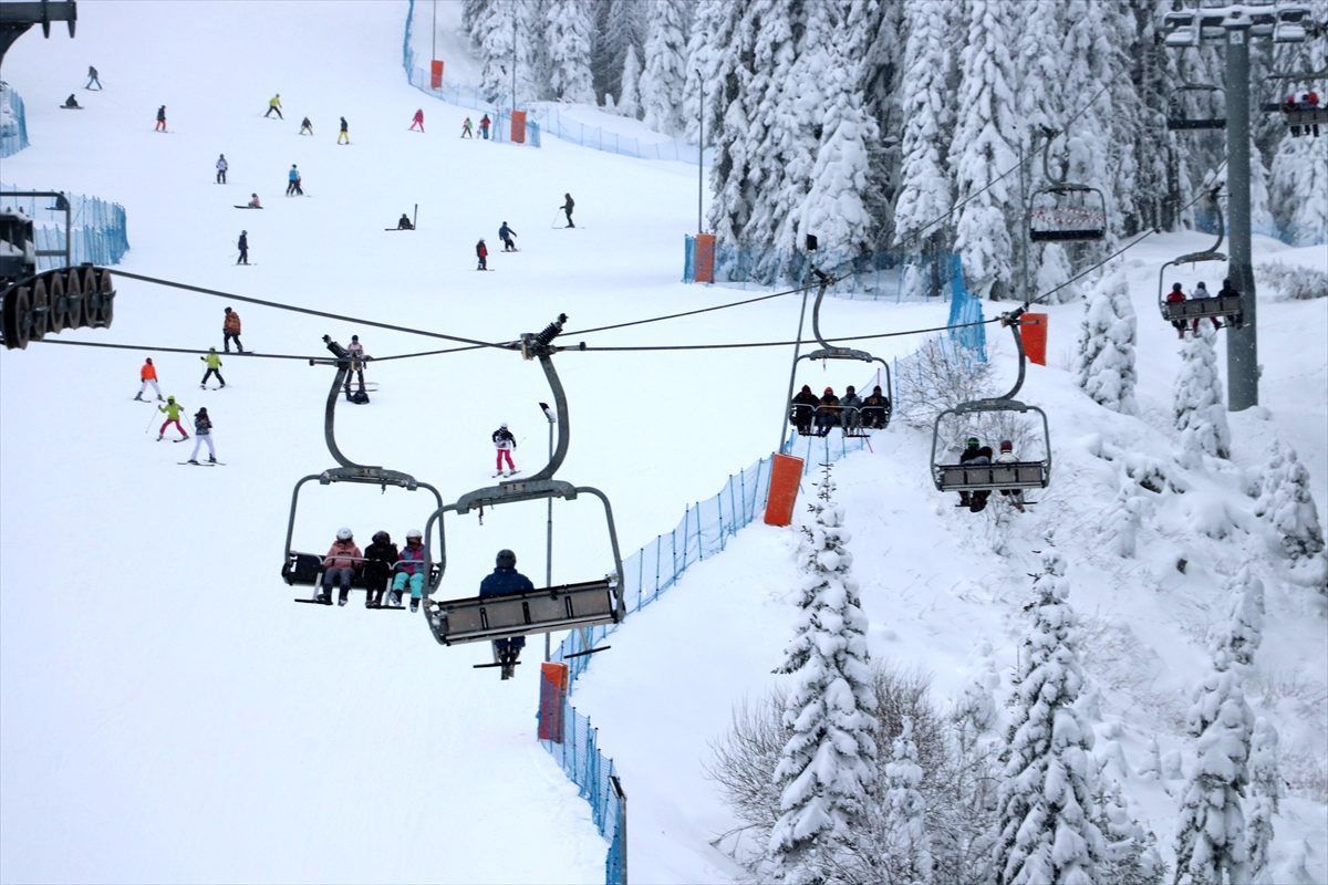 Ilgaz Dağı Kayak Merkezi\'nde hafta sonu yoğunluğu
