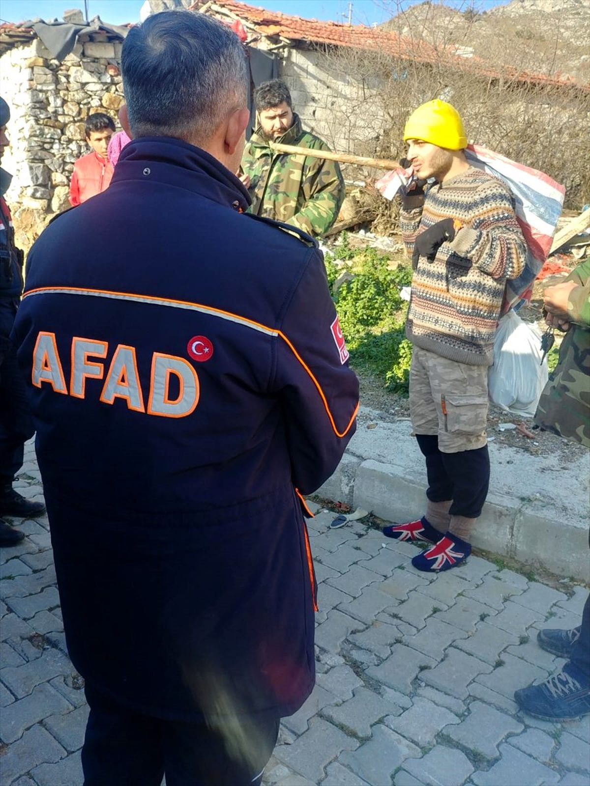 İzmir\'de 11 gündür haber alınamayan genç, dağlık arazide bulundu