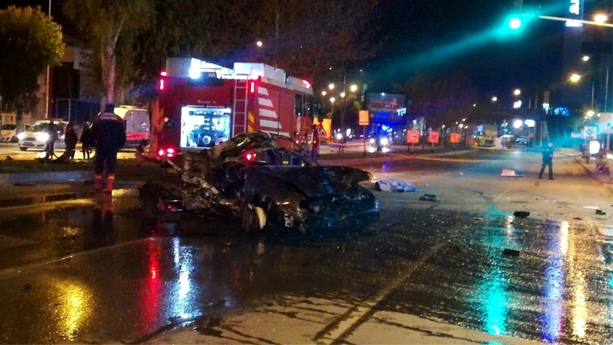 İzmir\'de feci kaza... Takla atan araçtan caddeye savruldular: 2 ölü, 1 yaralı