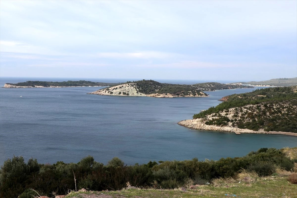 İzmir\'de Sahil Güvenlik botu ile düzensiz göçmenleri taşıyan bot çarpıştı