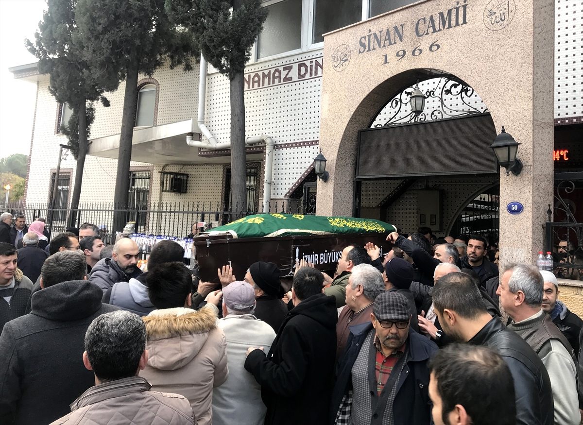 İzmir\'de takla atan otomobil alev aldı: 2 ölü, 1 yaralı