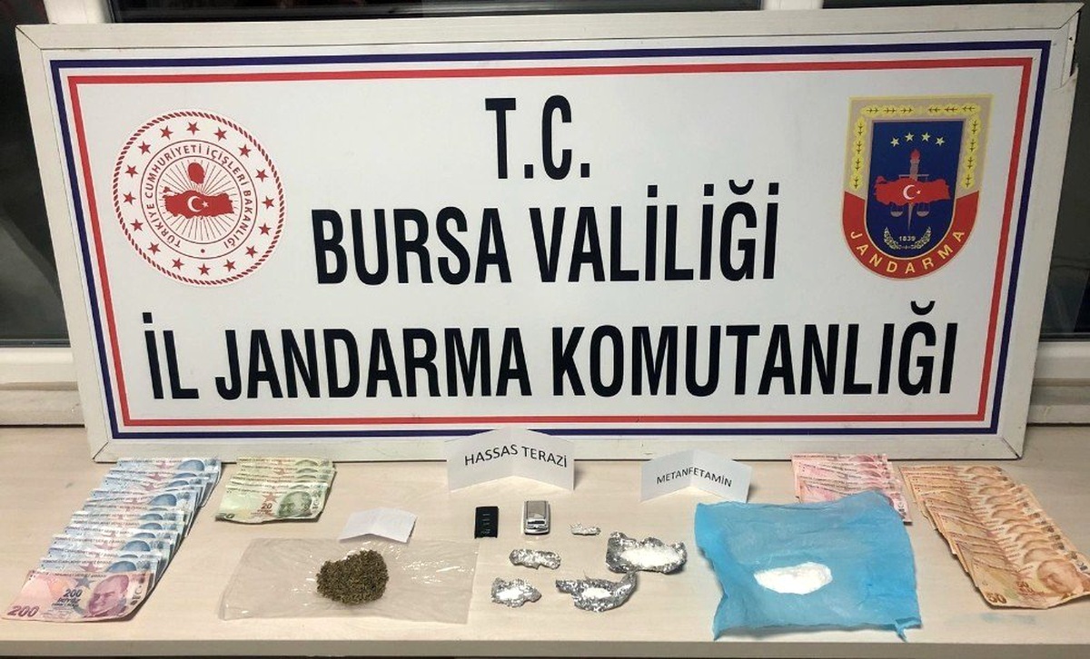 Jandarmadan kaçarken çamura saplandılar...Araçtan uyuşturucu çıktı