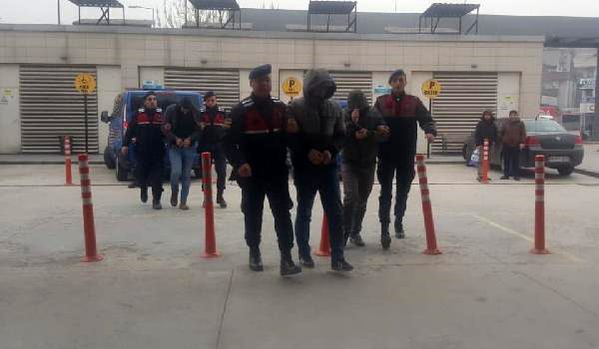 Jandarmadan kaçmaya çalışırken çamura saplanan araçtan uyuşturucu çıktı