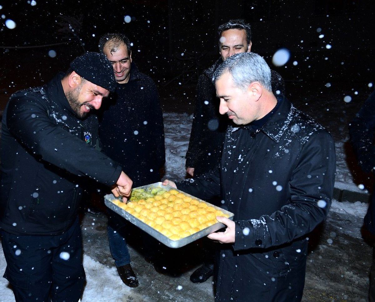 Kar mücadelesinde çalışanlara Başkan Çınar\'dan baklava ikramı