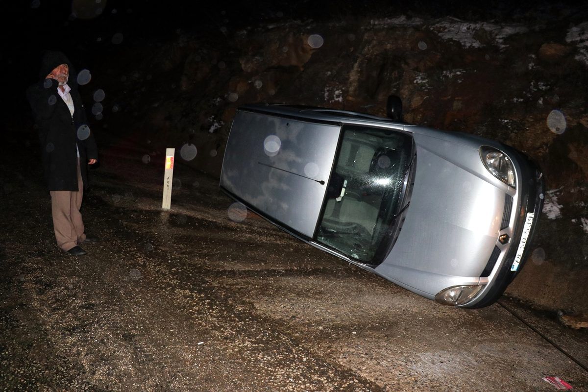Karabük\'te hafif ticari araç şarampole devrildi: 2 yaralı