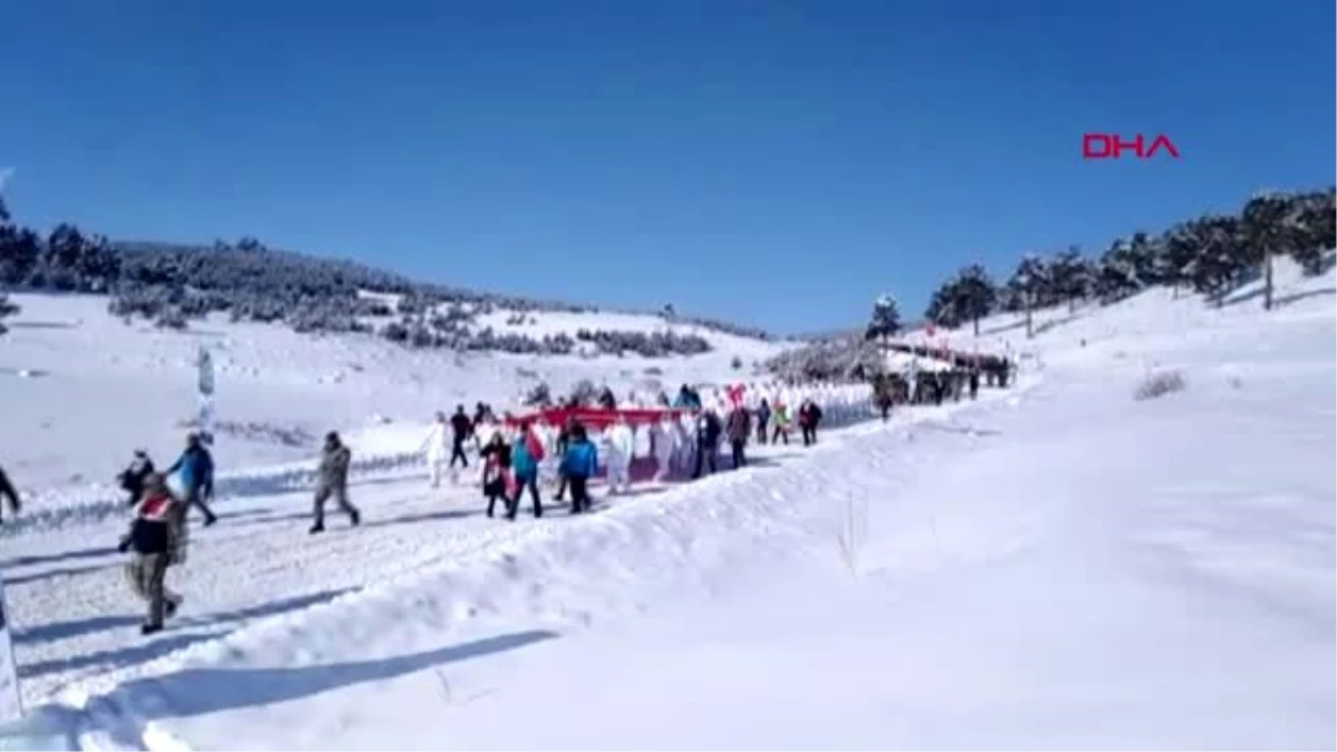 Kars sarıkamış şehitleri için 20 bin kişi karda yürüdü-1
