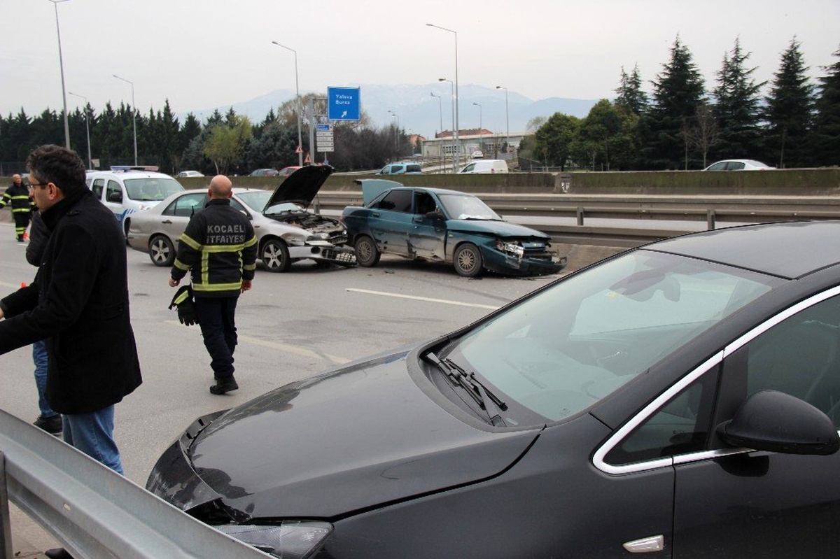 Kocaeli\'de zincirleme trafik kazasıı: 3 yaralı