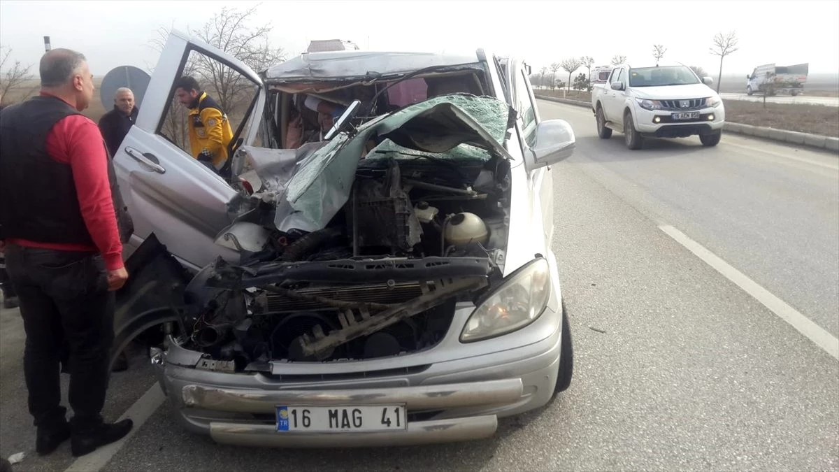 Konya\'da hafif ticari araç tıra çarptı: 5 yaralı