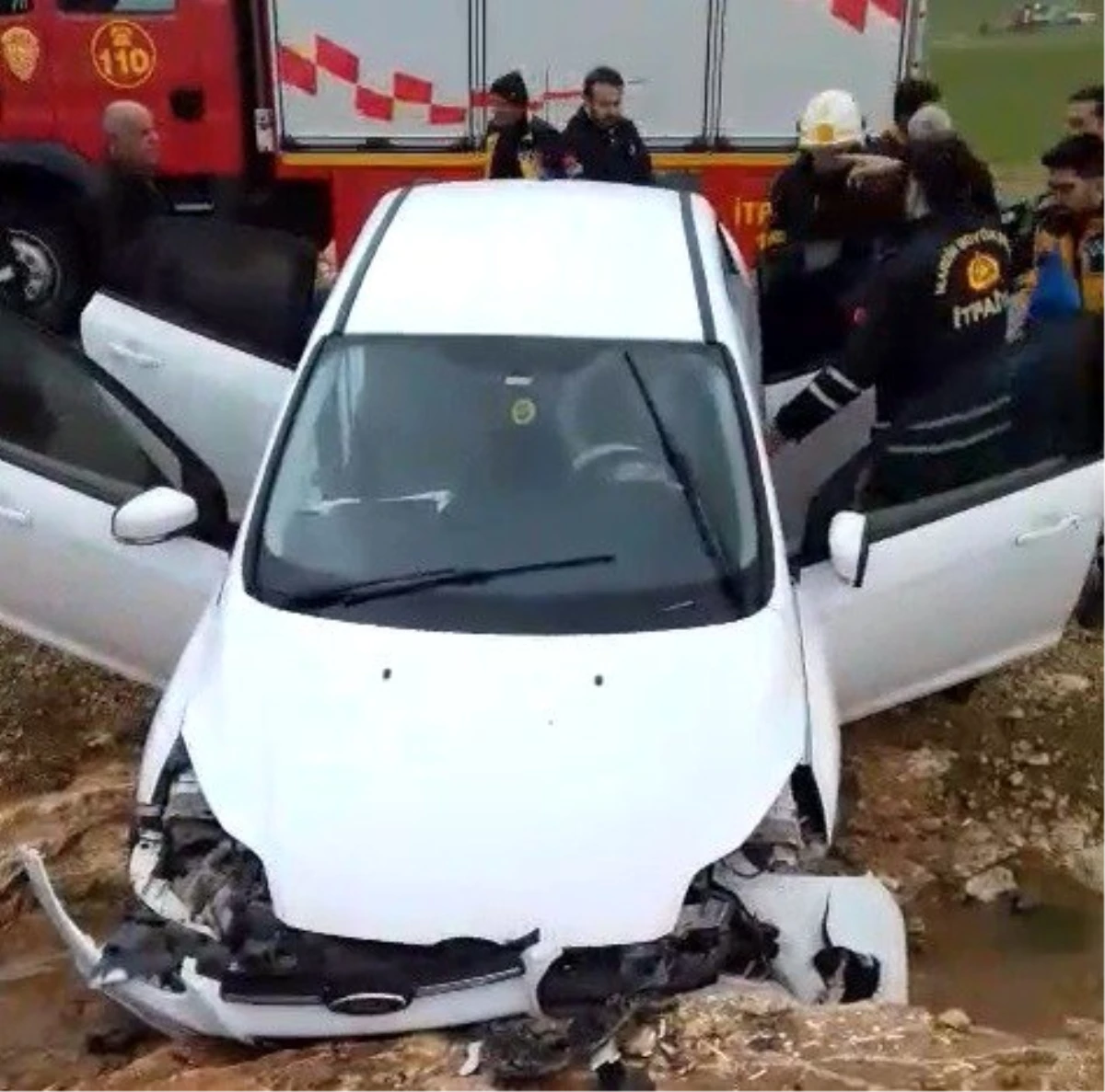 Mardin\'de otomobil şarampole yuvarlandı: 3 yaralı