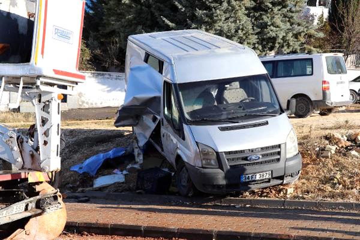 Minibüsünü çektirmek isterken, iş makinesinin çarpmasıya öldü