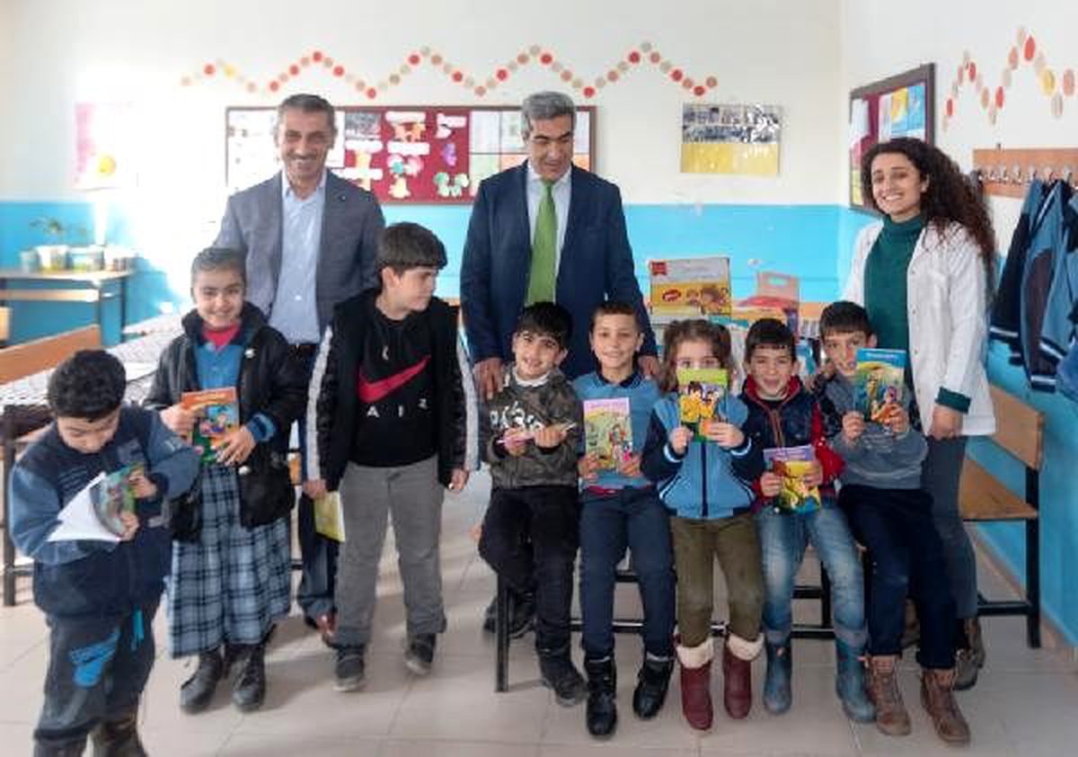 Minik Adar istedi, başkan köy okuluna kitap yolladı