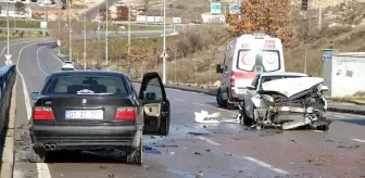 Otomobilin çarptığı iş makinesinin fırlayan kepçesi ölümüne neden oldu