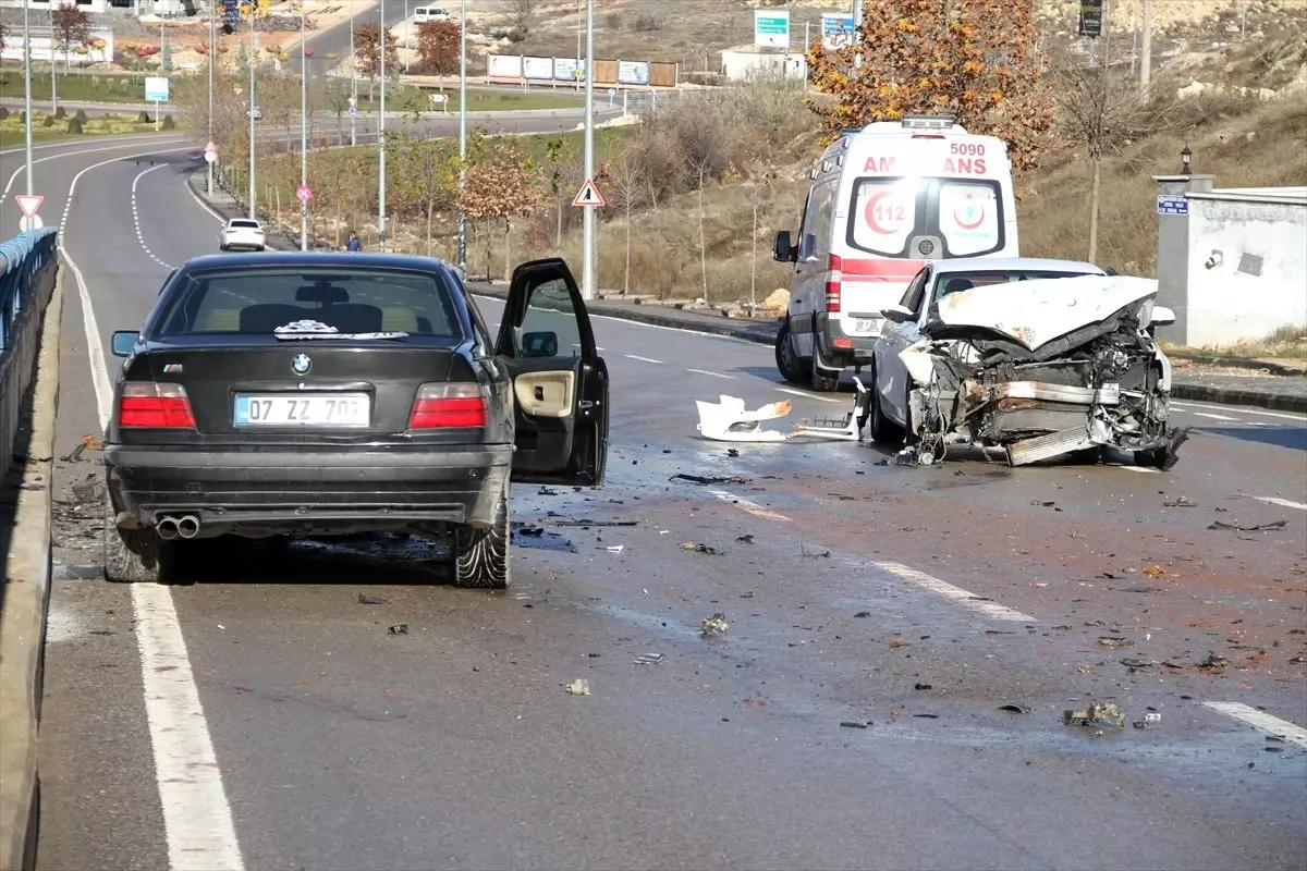 Otomobilin çarptığı iş makinesinin fırlayan kepçesi ölümüne neden oldu