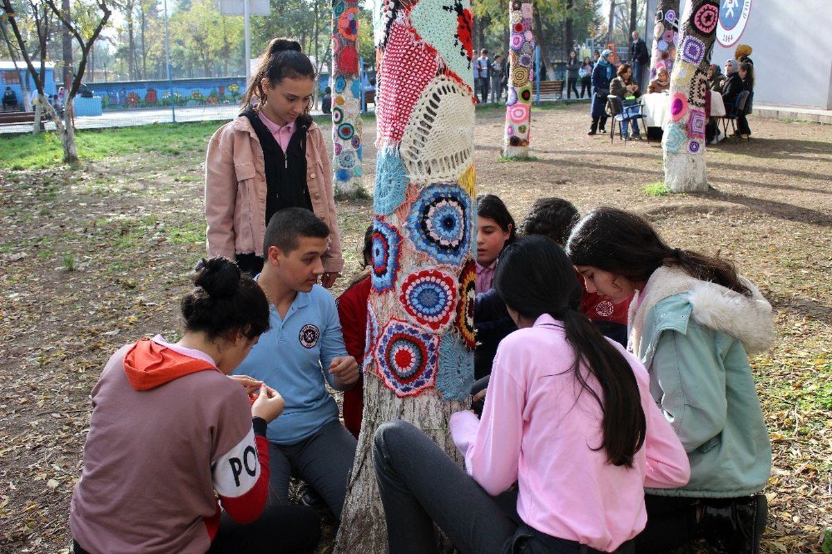 (Özel) Öğrenciler el örgüleriyle ağaçları giydirdi