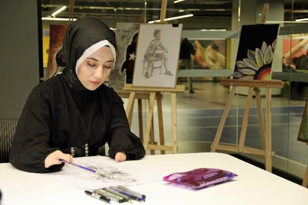 Parmaklarındaki engelini tablolarıyla aştı