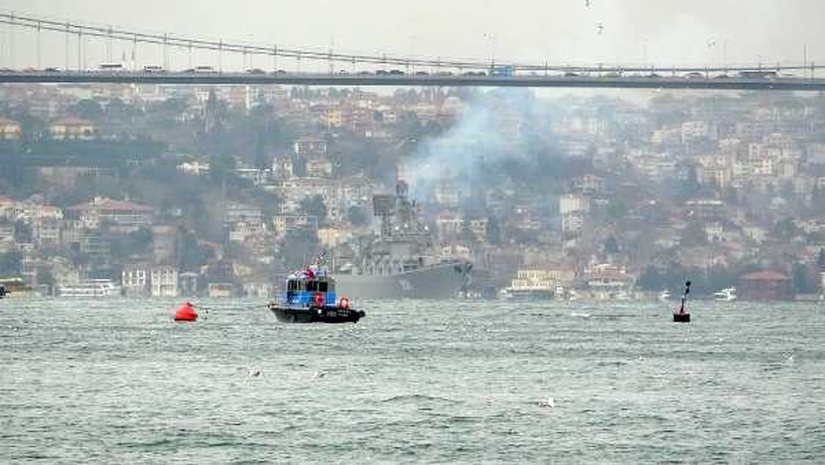 Rus savaş gemisi İstanbul Boğazı\'ndan geçti