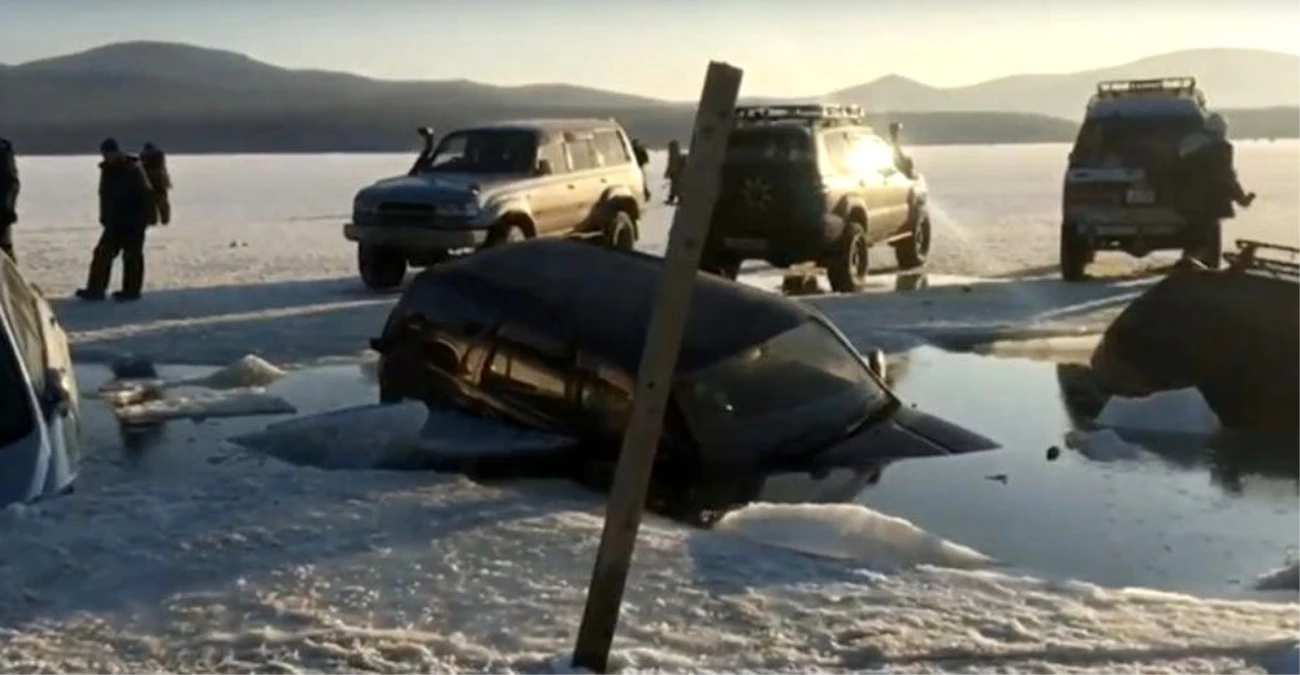 Rusya\'da buz tabakası kırıldı, 45 araç suya battı
