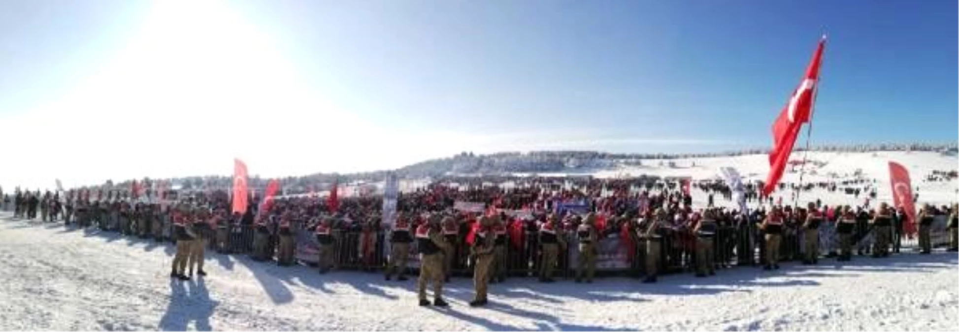 Sarıkamış şehitleri için 20 bin kişi karda yürüdü