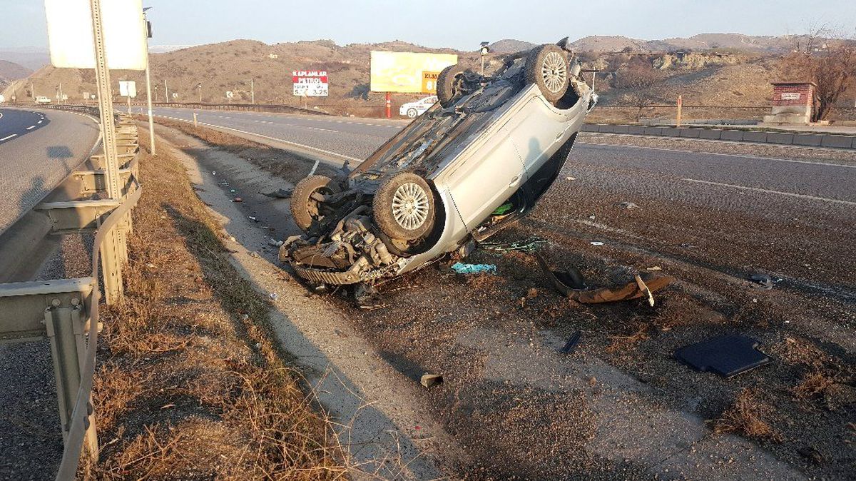 Takla atan otomobil ters devrildi: 1\'i çocuk, 3 kişi yaralandı