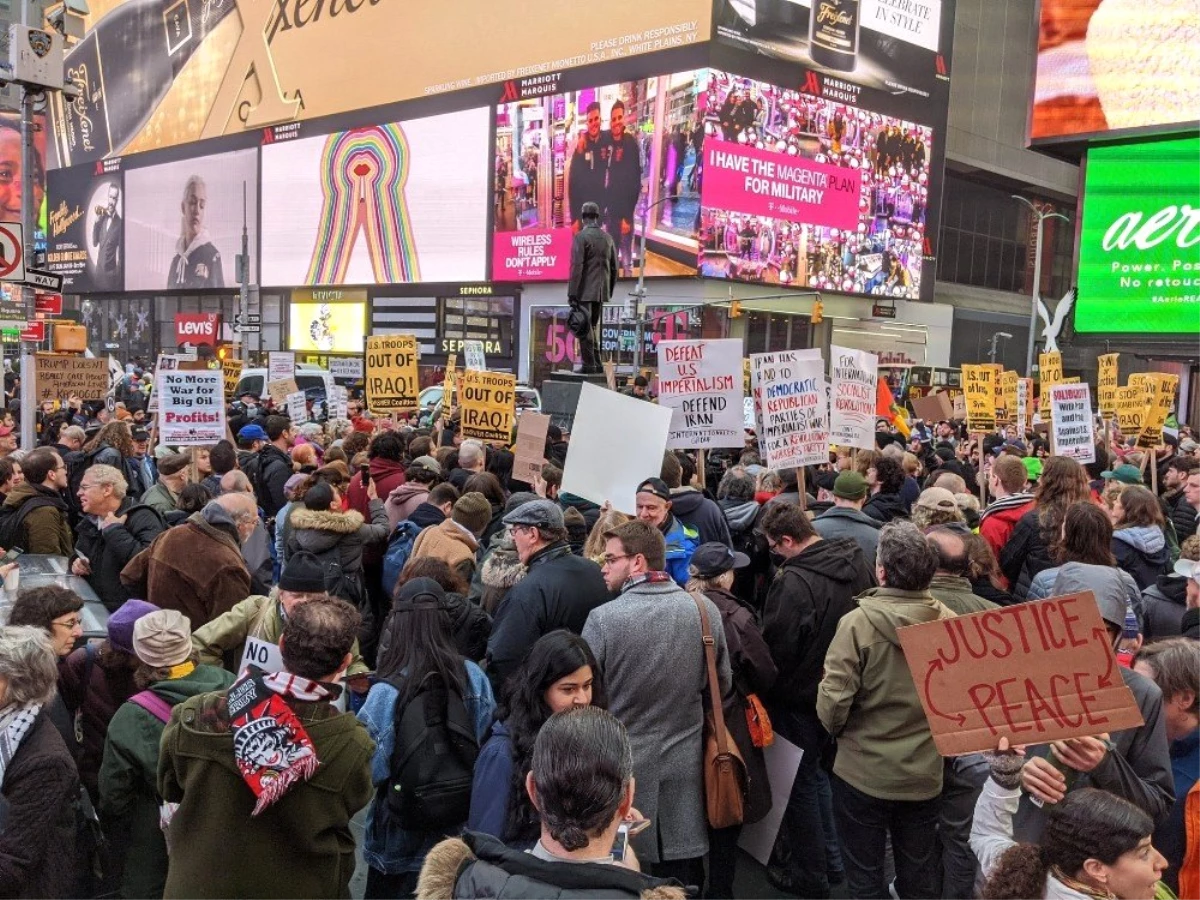 Times Meydanı\'nda savaş karşıtı protesto