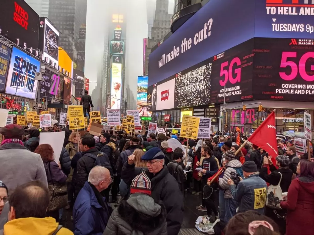 Times Meydanı\'nda savaş karşıtı protesto