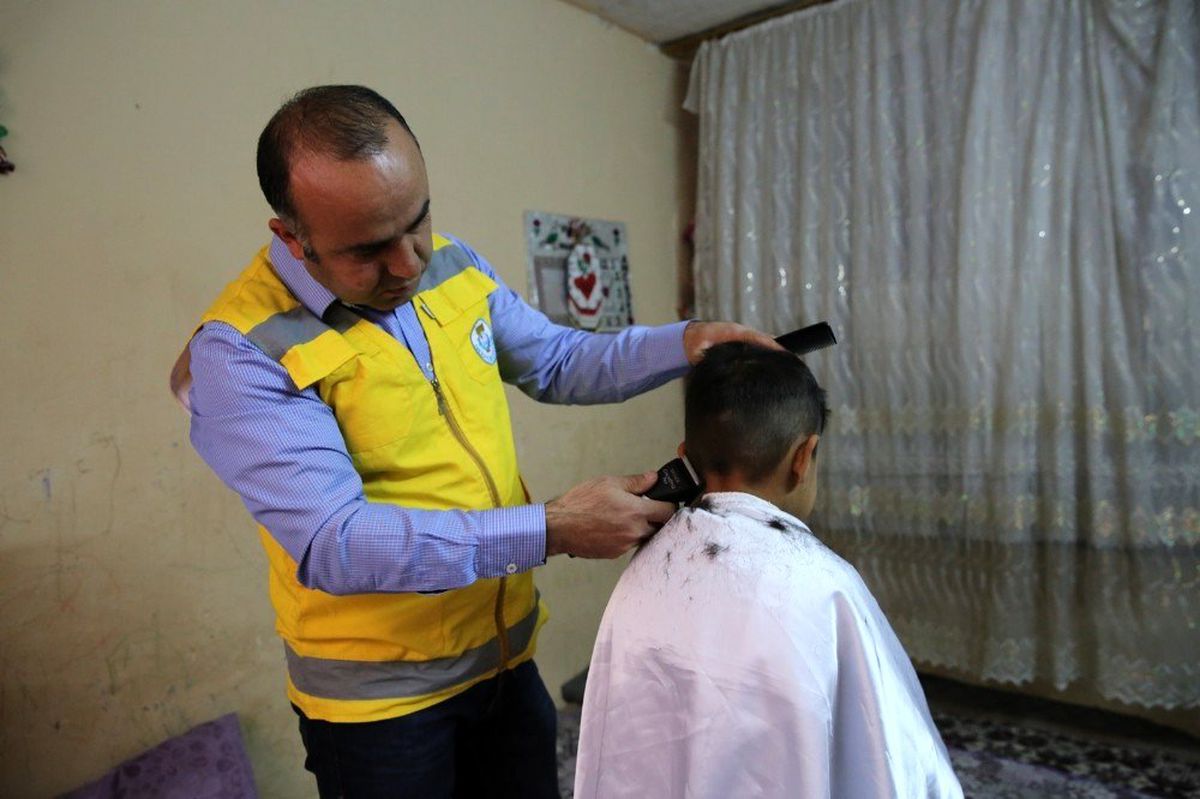 Yetim çocuklar ücretsiz tıraş ediliyor
