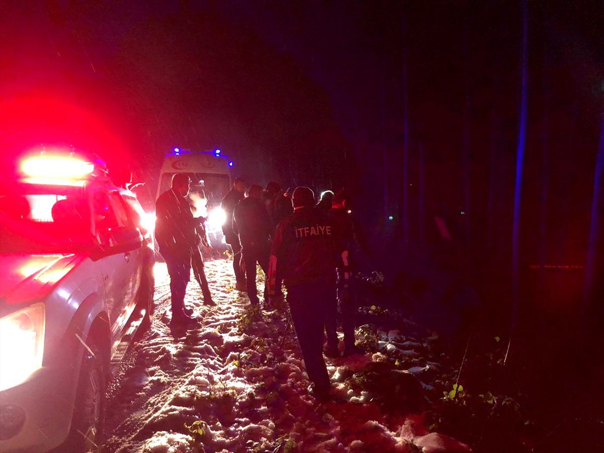 Zonguldak\'ta otomobil şarampole devrildi: 1 ölü, 3 yaralı