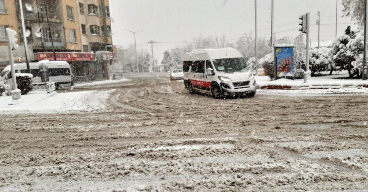 Afyonkarahisar\'da kar kalınlığı 20 santimetreyi buldu