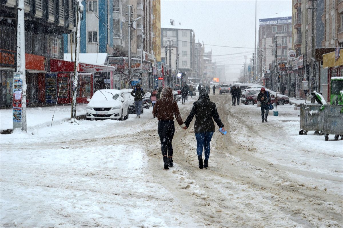 Afyonkarahisar\'ın Çobanlar ilçesinde eğitime kar engeli