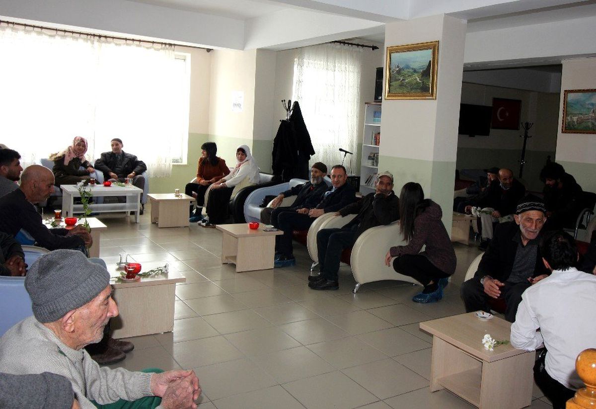 Ağrı İbrahim Çeçen Üniversitesi öğrencilerinden huzurevi ziyareti