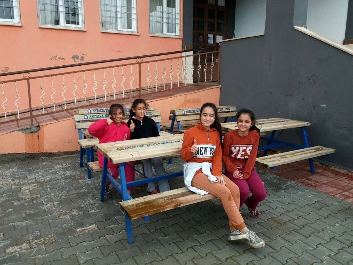 Alanya\'da okul ve camilere bank ve piknik masası