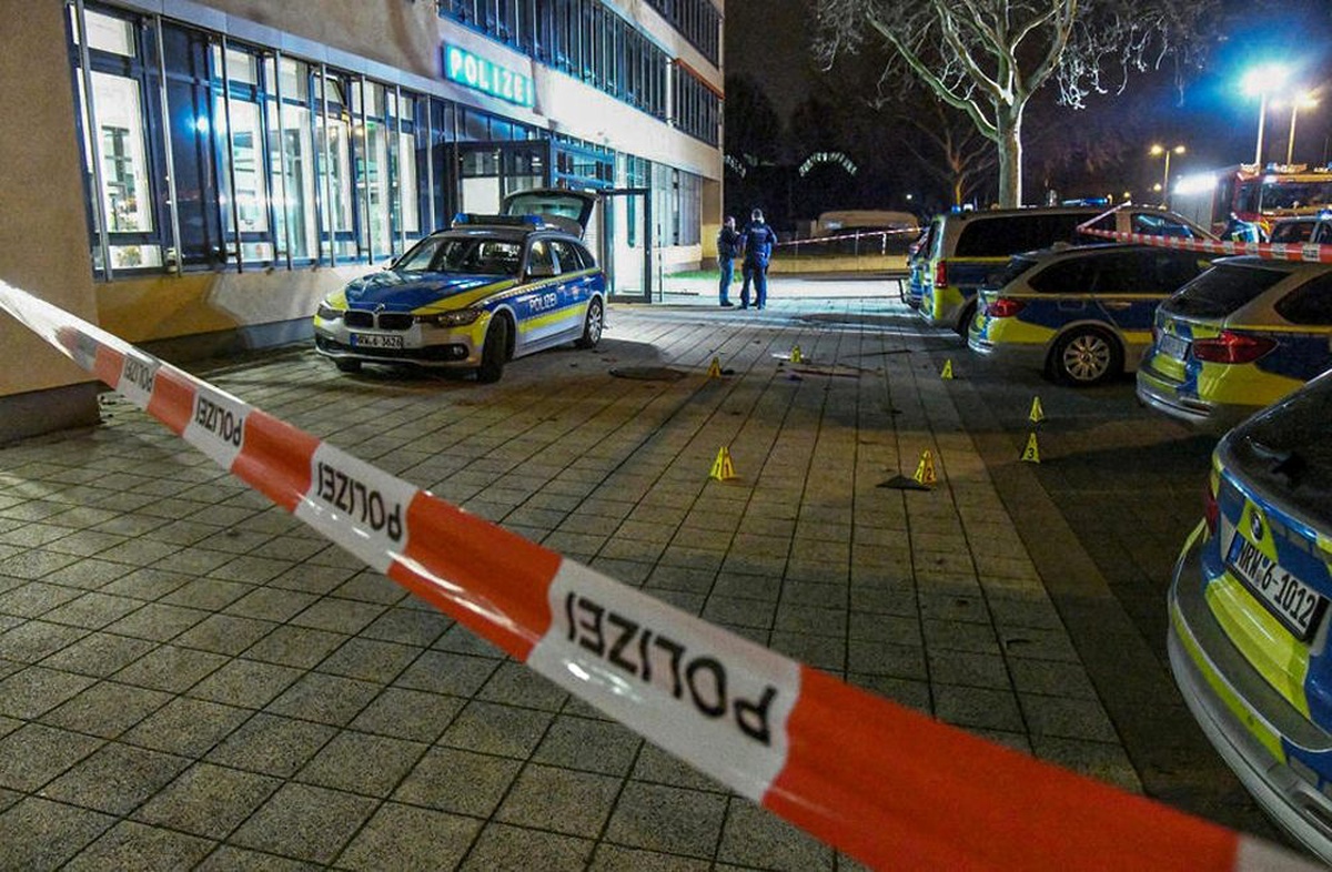 Almanya\'da bıçakla polise saldırmaya çalışan Türk öldürüldü