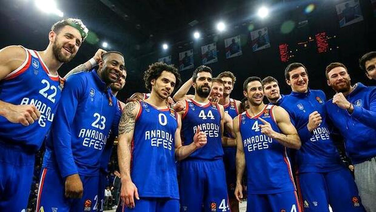 Anadolu Efes iki kulvarda zirveyi kimseye bırakmıyor
