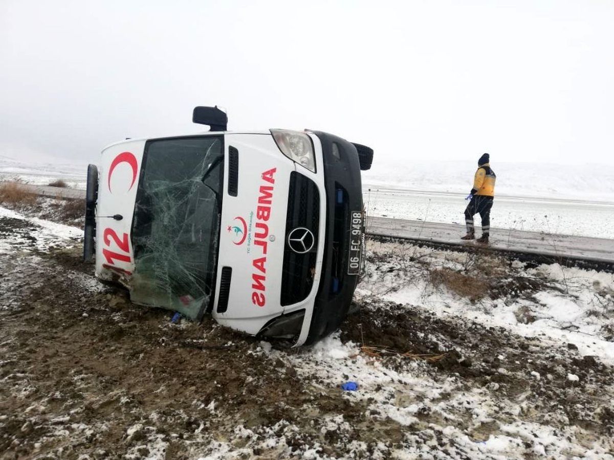 Ankara\'da hasta taşıyan ambulans devrildi: 5 yaralı