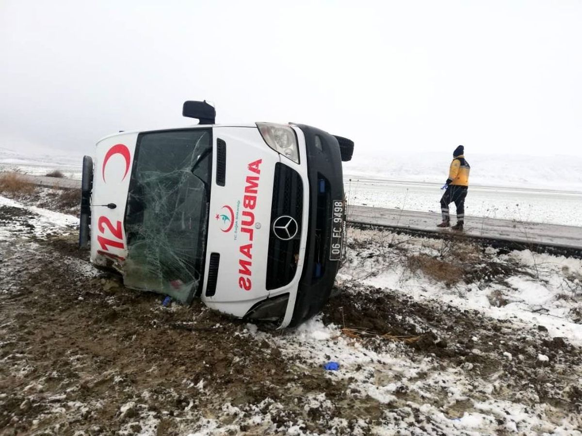 Ankara\'da hasta taşıyan ambulans devrildi: 5 yaralı