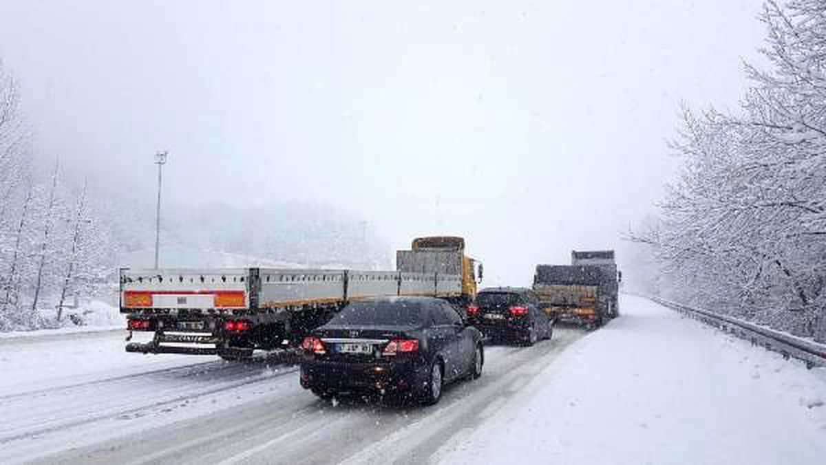 Ankara karayolu kar nedeniyle 2 saat kapandı