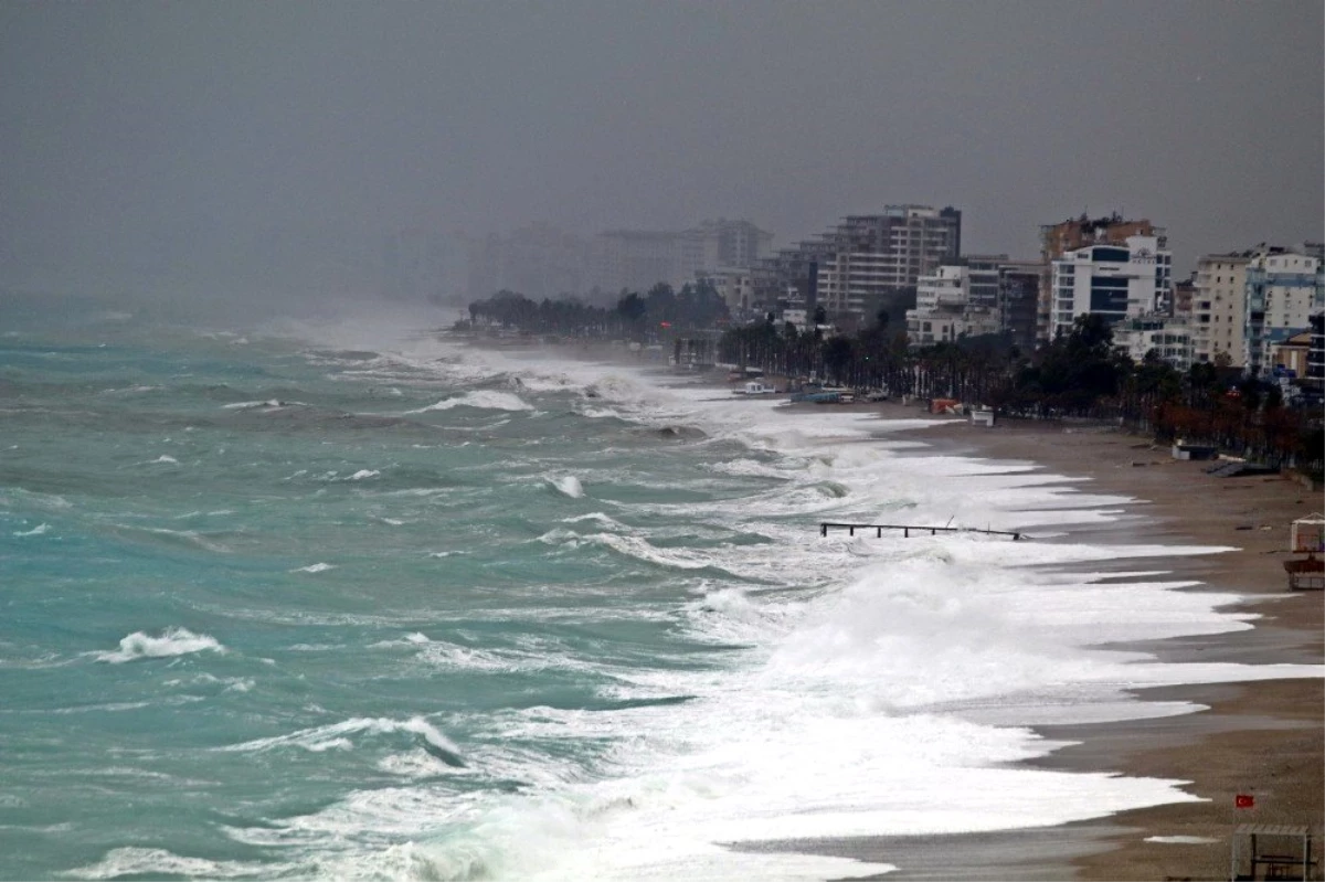 Antalya\'da dev dalgalar sahili dövdü