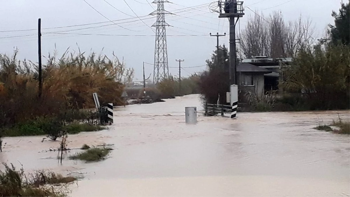 Antalya\'da etkili yağış su baskınlarına neden oldu