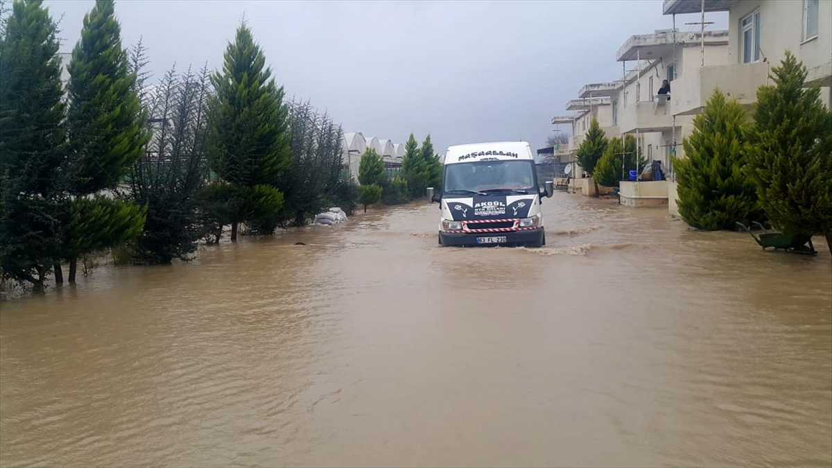 Antalya\'da sağanak nedeniyle evlerinde mahsur kalan 40 kişi kurtarıldı
