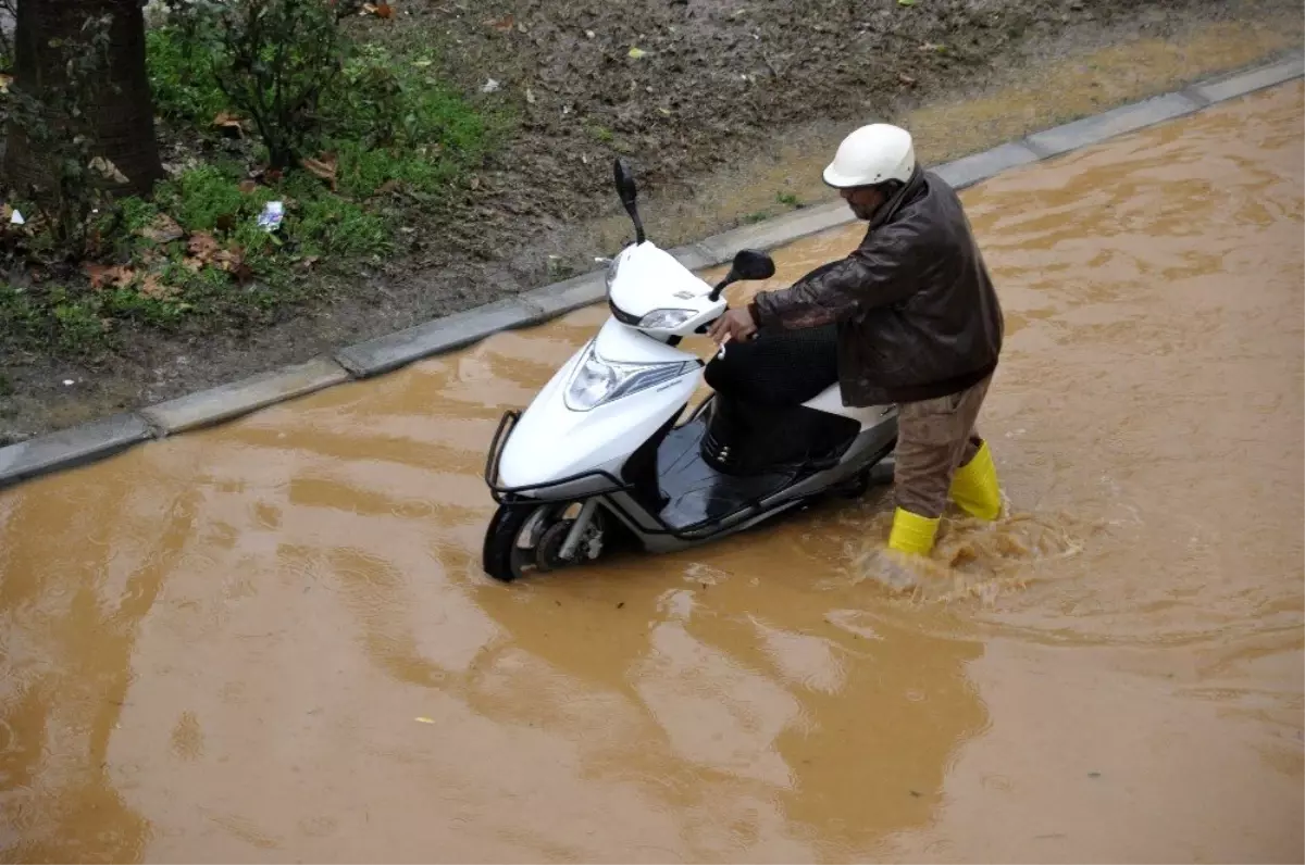 Antalya\'da sağanak su baskınlarına neden oldu