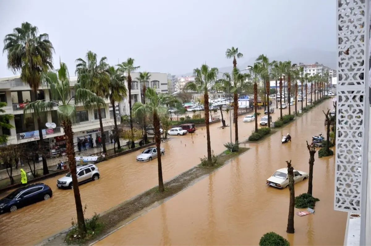 Antalya\'da sağanak yağmur hayatı felç etti