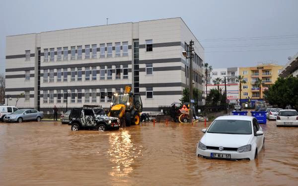 Antalya\'da şiddetli yağış, fırtına ve hortum, tarım alanlarını vurdu (3)
