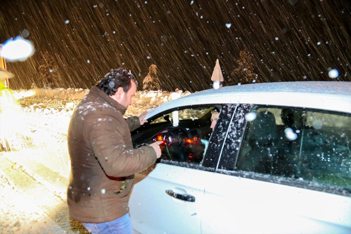 Antalya-Konya kara yolunda ulaşım kar yağışı nedeniyle güçlükle sağlanıyor