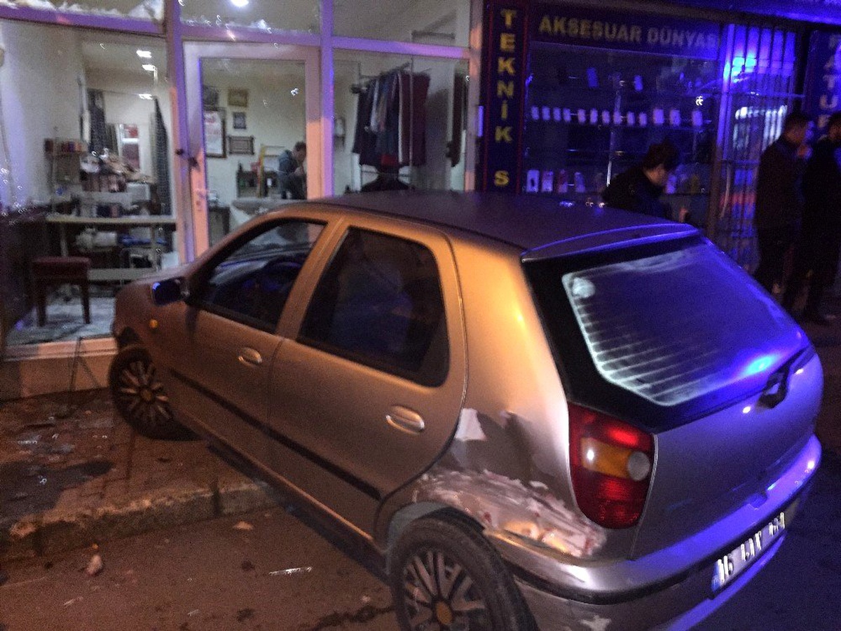 Arkasında seyreden otomobil çarptı, dükkana girdi