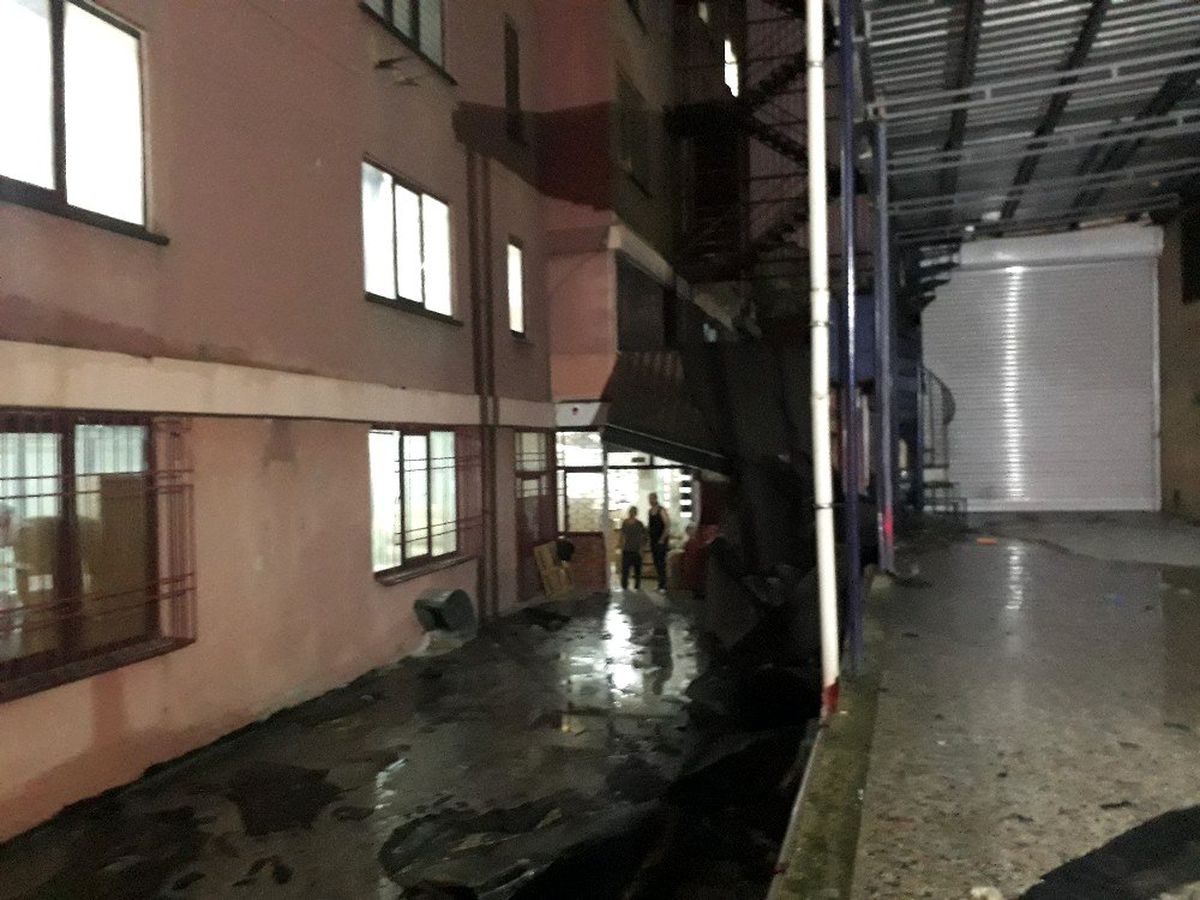 Bahçelievler\'de fabrikanın çatısı uçtu