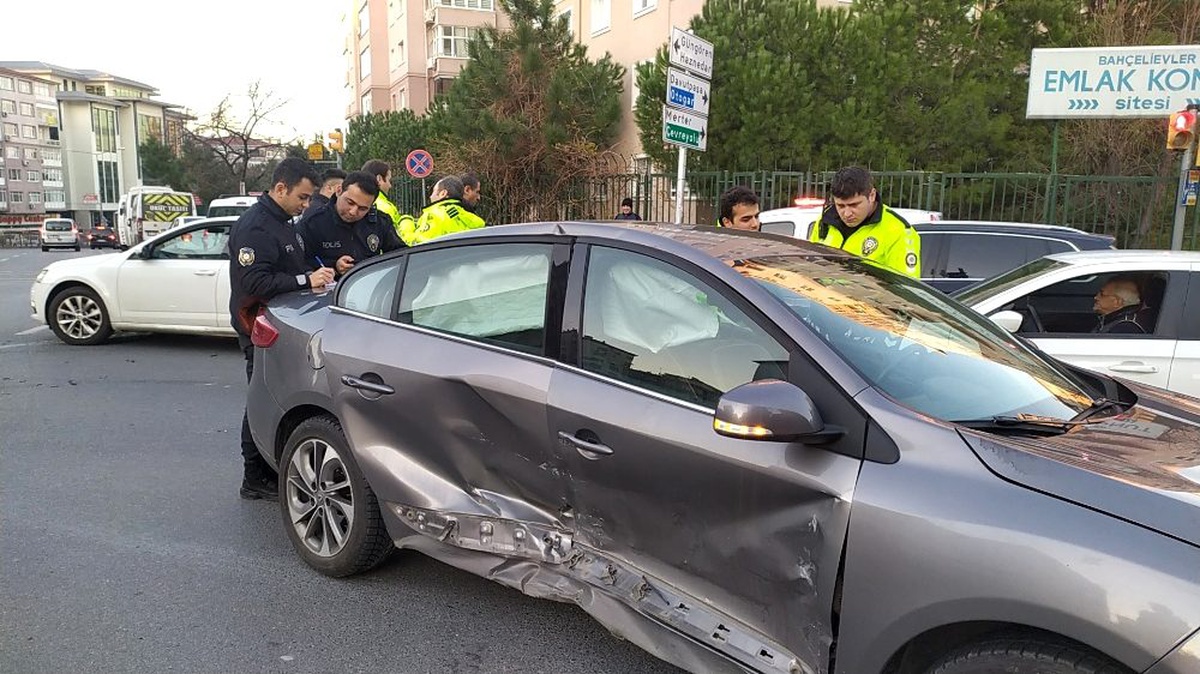 Bahçelievler\'de iki otomobil çarpıştı: 5 yaralı