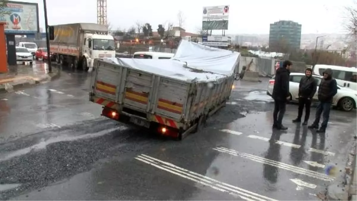 Bahçelievler\'de kamyonet çöken yolda mahsur kaldı