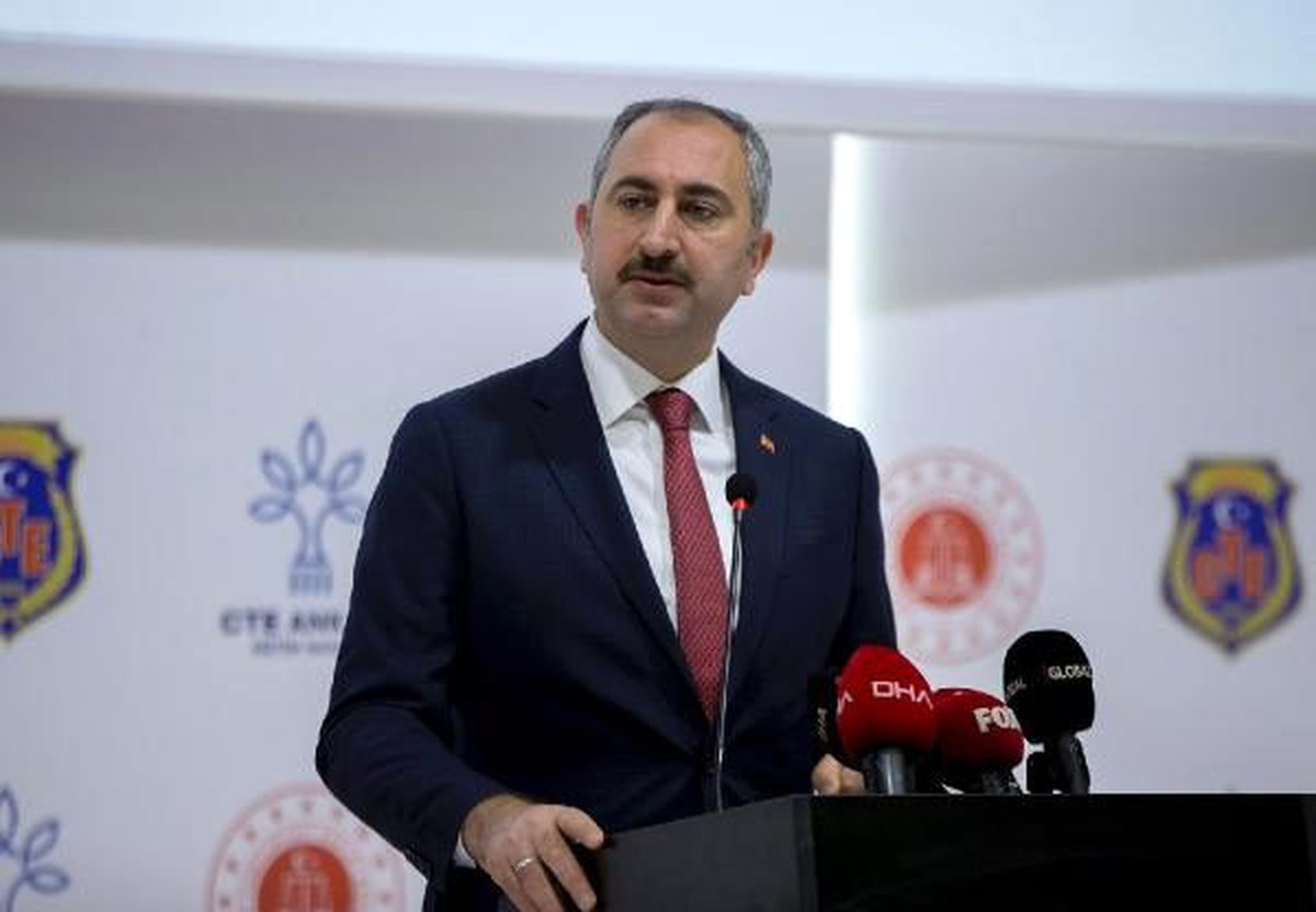 Bakan Gül, infaz koruma memurlarının yeni kıyafetlerini tanıttı